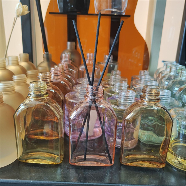 圓肩扁方玻璃酒瓶